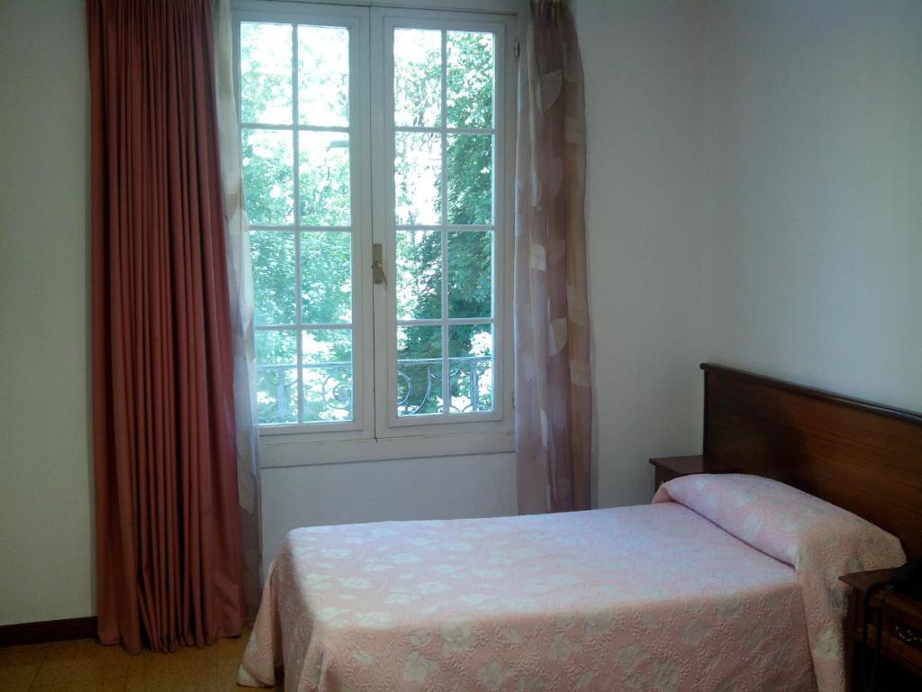 Santacruz Hotel Oviedo Bagian luar foto