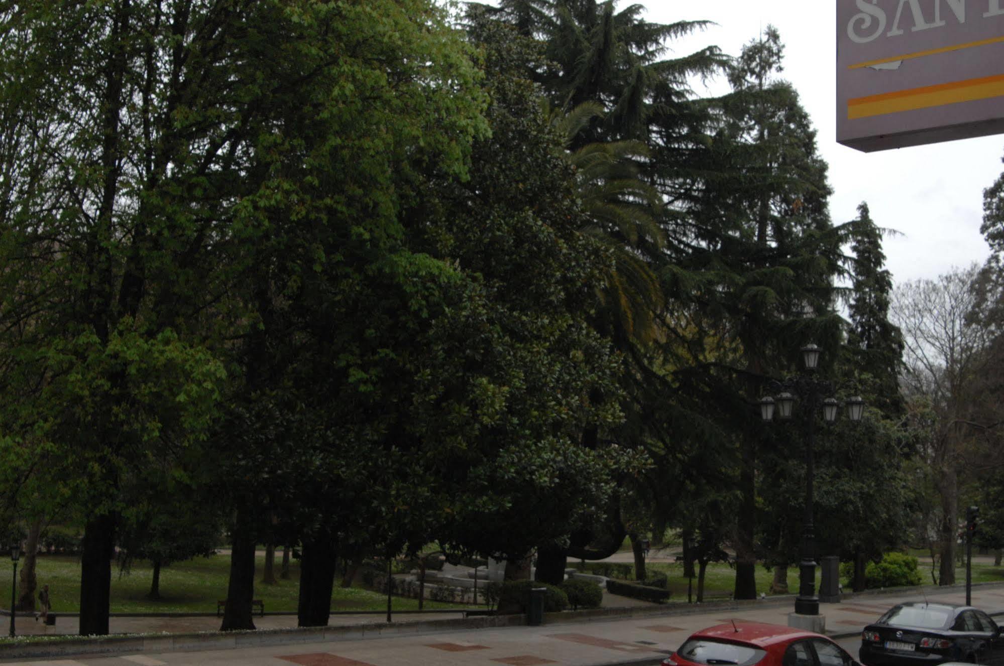 Santacruz Hotel Oviedo Bagian luar foto