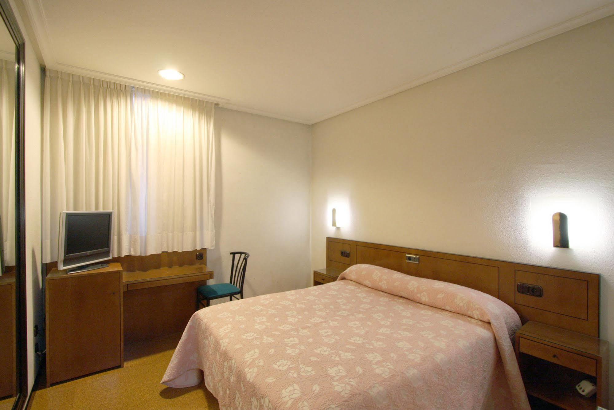 Santacruz Hotel Oviedo Bagian luar foto