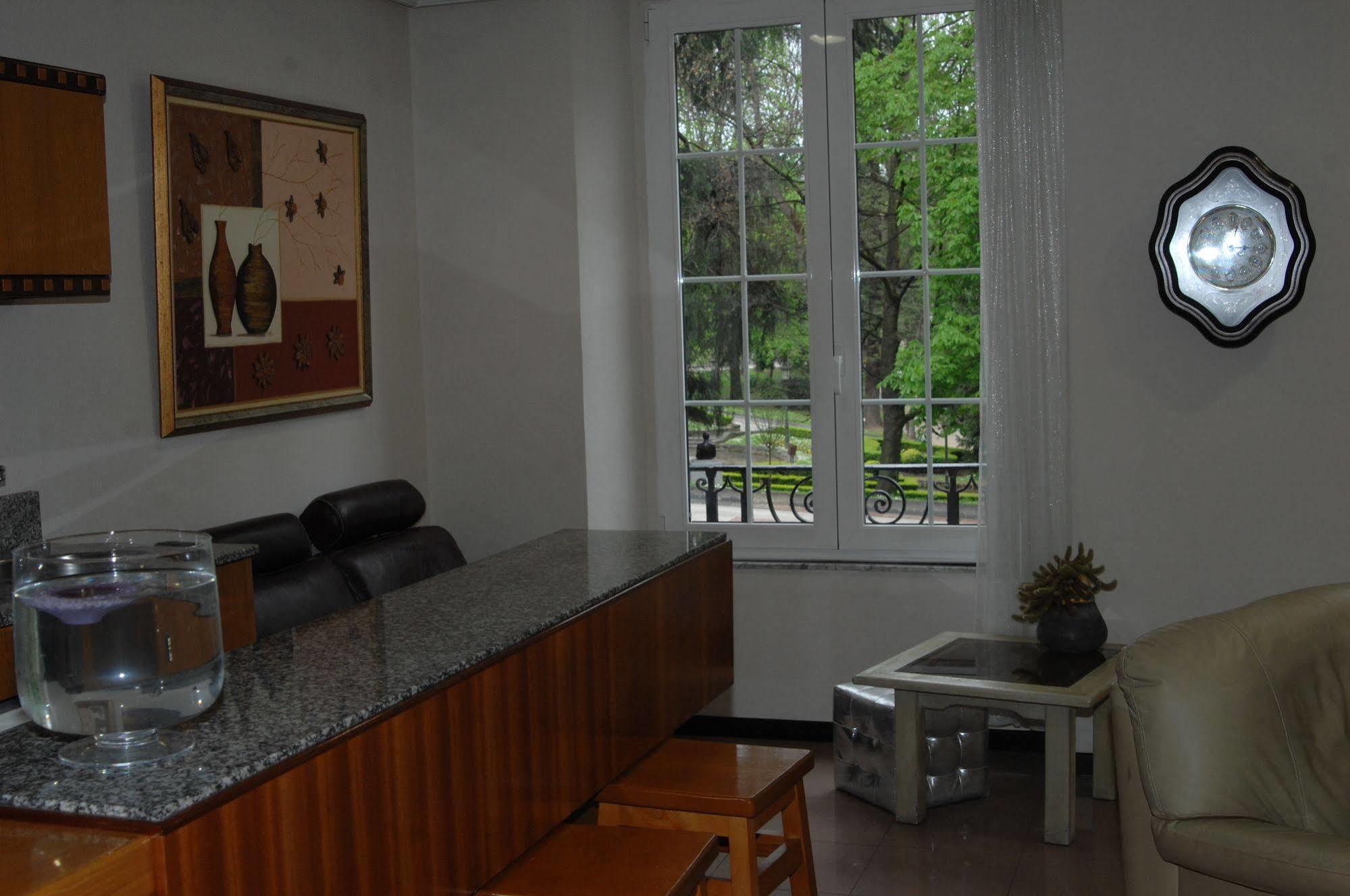 Santacruz Hotel Oviedo Bagian luar foto