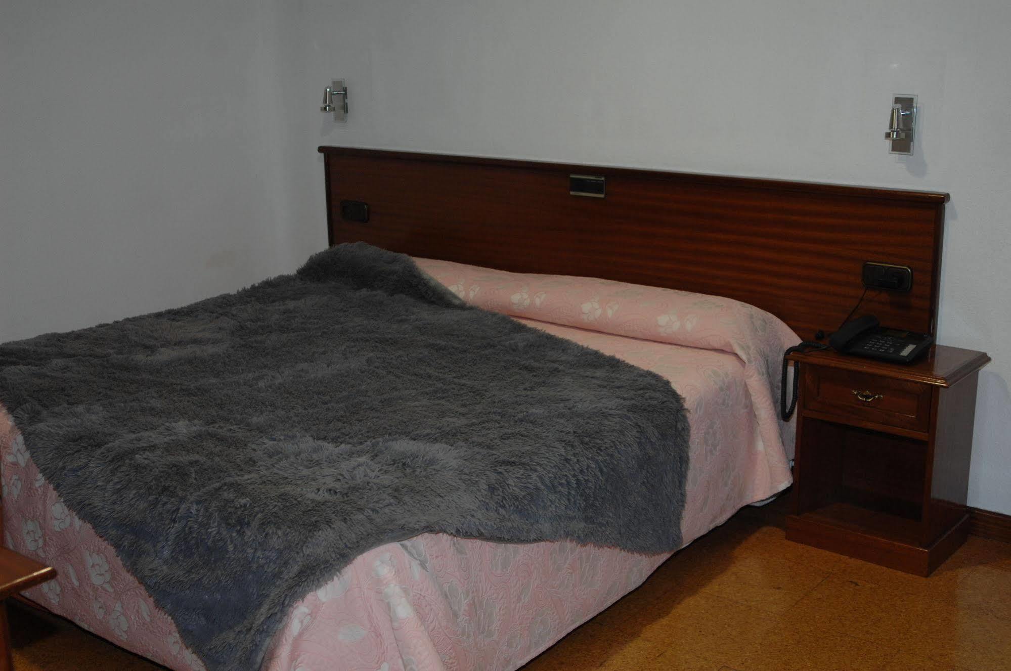 Santacruz Hotel Oviedo Bagian luar foto