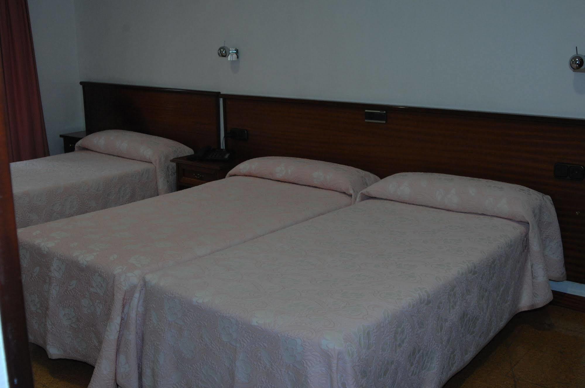 Santacruz Hotel Oviedo Bagian luar foto