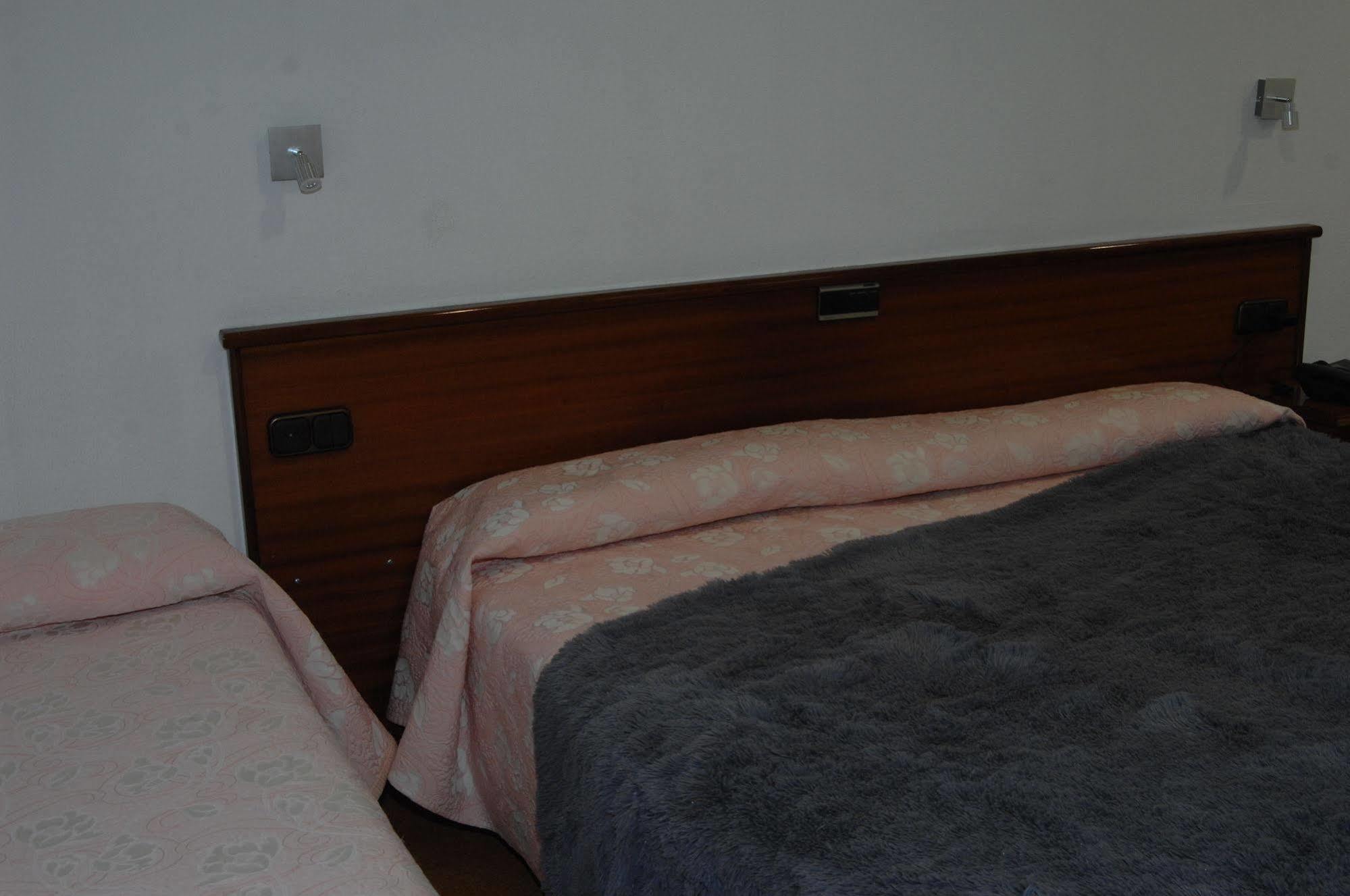 Santacruz Hotel Oviedo Bagian luar foto