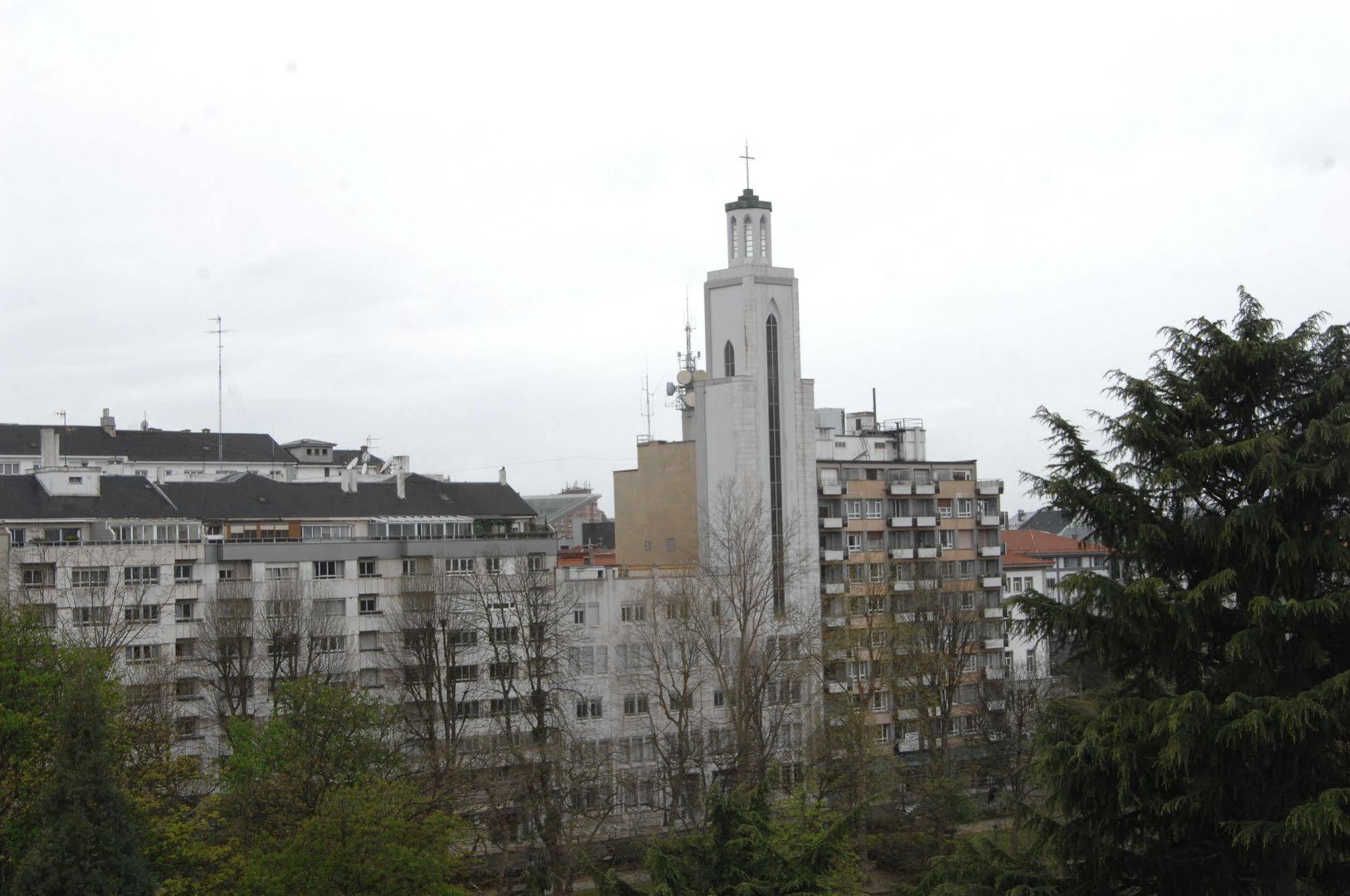 Santacruz Hotel Oviedo Bagian luar foto