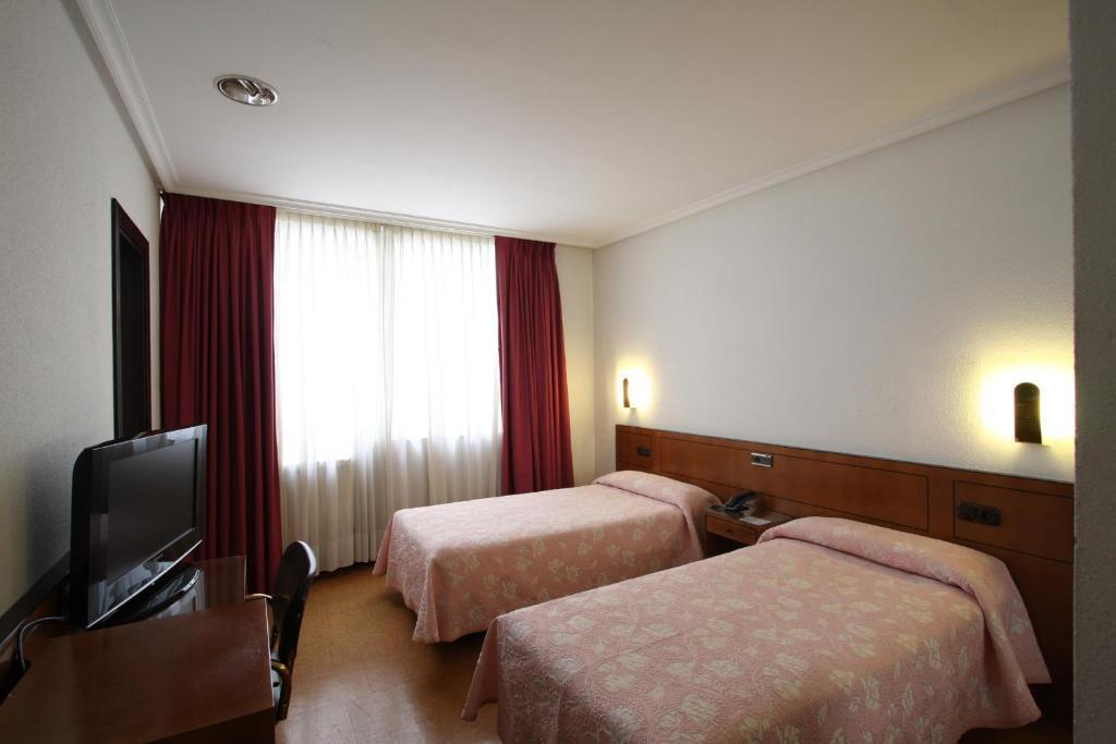 Santacruz Hotel Oviedo Bagian luar foto